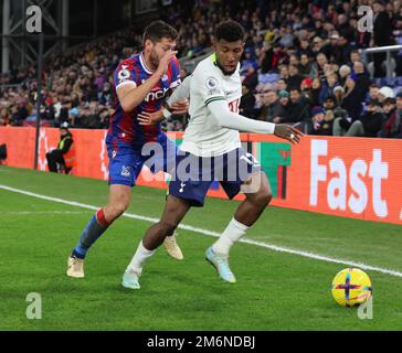 Londres ANGLETERRE - 04 janvier : le Royal Emerson de Tottenham Hotspur détient le quartier Joel du Crystal Palace pendant le match de football de la première ligue anglaise entre Banque D'Images