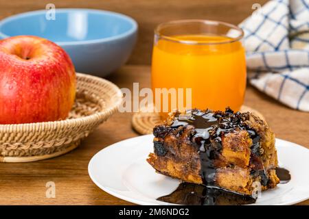 Gros plan de délicieux gâteau maison aux fruits avec du sirop de chocolat. Banque D'Images