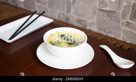 La soupe miso est une soupe japonaise faite à partir d'un bouillon dashi et d'une pâte miso, qui lui donne son nom. Il peut être servi avec du tofu ou des nouilles. Banque D'Images