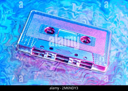 Cassette audio compacte rétro pour enregistreur ou lecteur aux couleurs fluo acides vives. Style vintage 80-90s. Modèle pour musique al Banque D'Images