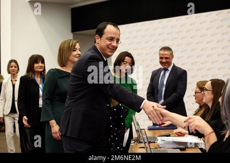 Nicos Christodoulides accueille les membres du comité lors de sa nomination aux élections présidentielles de Chypre de 2023, à Nicosie (Chypre), le 05 2023 janvier. Le processus de nomination a lieu aujourd'hui au Centre de conférences de Filoxenia. (Photo de Kostas Pikoulas/Sipa USA). Banque D'Images