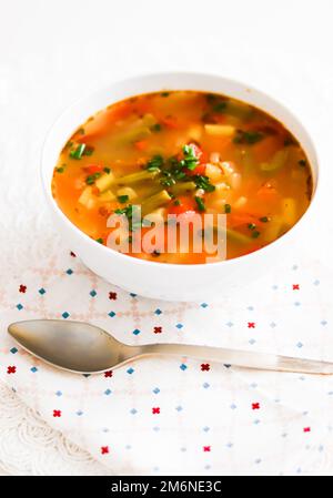 Soupe de légumes chauds dans un bol, plats de confort et repas maison Banque D'Images