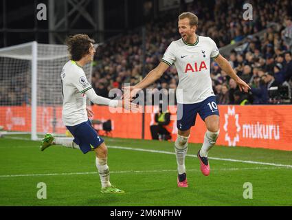 Londres, Royaume-Uni. 04th janvier 2023. Harry Kane, de Tottenham, célèbre son deuxième but avec Bryan Gil lors du match de la Premier League contre Crystal Palace. Crédit : Mark pain/Alamy Live News Banque D'Images