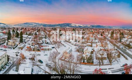 Vue aérienne du paysage urbain enneigé de Missoula au coucher du soleil Banque D'Images