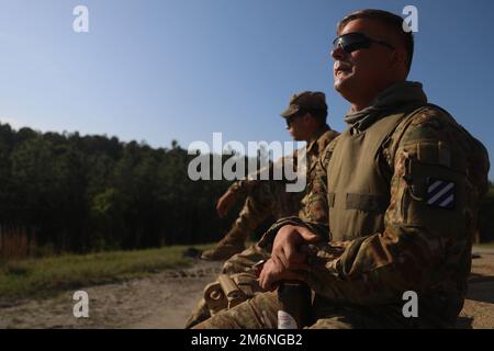 Le Sgt Colby J. Kuberski, un militaire de char M1A2 Abrams affecté au 'Bataillon Panther', 2nd Bataillon, 69th Régiment blindé, 2nd Brigade blindée, 3rd Division d'infanterie, attend pour commencer les opérations de prospective pendant la coupe Sullivan à fort Benning, Géorgie, 3 mai 2022. Les équipages seront confrontés à une variété d'événements physiques et de tests mentaux pour inclure des pousses de stress, des exercices d'incendie en direct et de l'entraînement physique, tous visant à identifier les meilleurs équipages et soldats que l'armure et la cavalerie ont à offrir. Banque D'Images