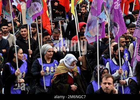 Marseille, France. 30th décembre 2022. Les manifestants kurdes détiennent des drapeaux et des pancartes pendant la manifestation. La communauté kurde de Marseille montre après les tirs tirés près d'un centre culturel kurde de Paris sur 23 décembre 2022 qui a fait 6 victimes dont 3 morts. Crédit : SOPA Images Limited/Alamy Live News Banque D'Images