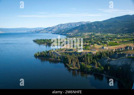 Une vue sur le lac Okanagan avec des vignobles et des vergers près de la plage Banque D'Images