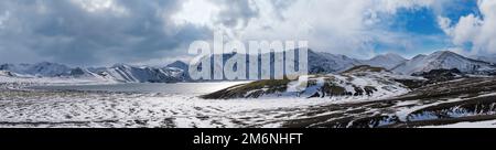 Changement de saison dans les hauts plateaux islandais. Montagnes colorées de Landmannalaugar sous la neige en automne. Lac Frostastastadavatn a Banque D'Images