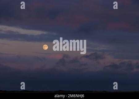 Moody Murky pleine Lune Norfolk GB décembre 2022 Banque D'Images