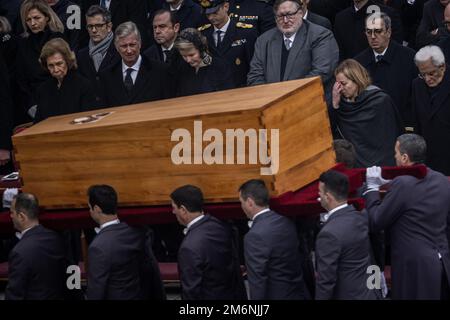 Vatican. 05th janvier 2023. Vatican. 05th janvier 2023. Les pallbearers portent le cercueil du regretté Pape émérite Benoît XVI après la messe des funérailles publiques du Pape émérite Benoît XVI à Saint Place Pierre. Au premier rang se trouvent Sofia (de gauche à droite), l'ancienne Reine d'Espagne, le roi Philippe de Belgique, la reine Mathilde Belgique, Giorgia Meloni (2nd de droite à droite), le premier ministre de l'Italie, Sergio Mattarella (r), Président de l'Italie. Le pape émérite Benoît XVI est décédé le 31 décembre 2022 au Vatican à l'âge de 95 ans. Credit: Oliver Weiken/dpa/Alay Live News Credit: dpa Picture Alliance/Alay Live News Banque D'Images