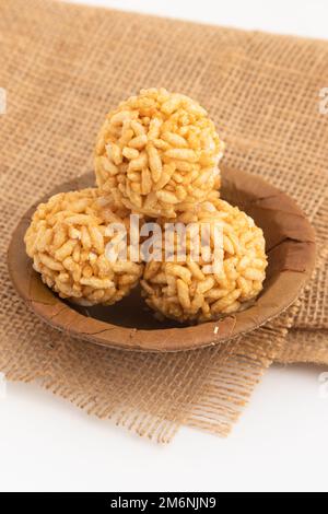 Délice indien d'hiver Lai Laddu Gajak ou Kurmura Laai Ke Ladoo fait de riz soufflé Parmal Murmura mélangé avec le sirop de jaggery Gur Chasni ou gud Ki Chash Banque D'Images