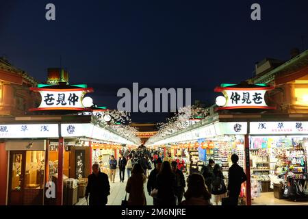 Asakusa, Tokyo, Japon - 18 octobre 2020 : un Dori Nakamise bondé à Asakusa, le temple Sensoji comme la campagne Go to Travel du Japon enc Banque D'Images