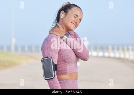 Coureur de fitness, blessure et femme avec problème de douleur de cou de l'entraînement, de course à pied en extérieur ou d'exercice. Ciel, accident d'entraînement d'athlète ou fille de sport avec Banque D'Images