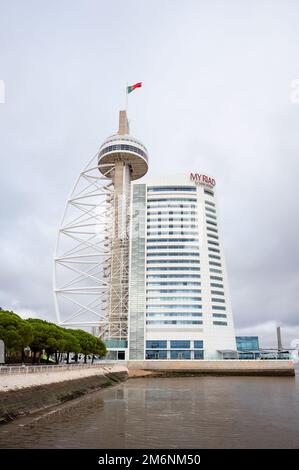 Tour Vasco da Gama construite pour l'Expo 98 (exposition universelle de Lisbonne de 1998) avec l'hôtel Myriad à Lisbonne, Portugal. Banque D'Images