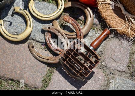 Plusieurs fers à cheval et un outil pour le toilettage, le toilettage des chevaux. Banque D'Images