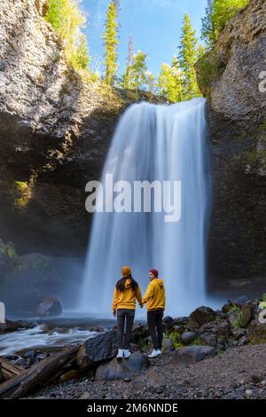 Helmcken Falls, la plus célèbre cascade du parc provincial Wells Gray, en Colombie-Britannique, au Canada Banque D'Images