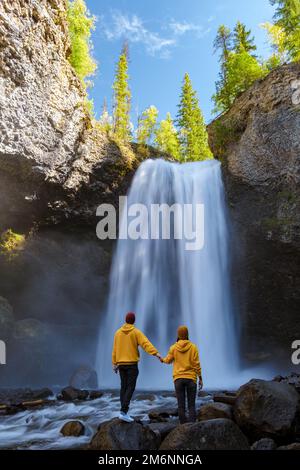 Helmcken Falls, la plus célèbre cascade du parc provincial Wells Gray, en Colombie-Britannique, au Canada Banque D'Images