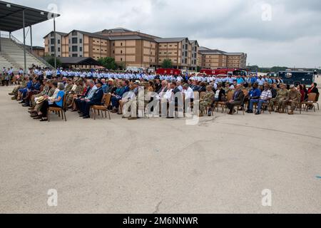 Des militaires et des civils assistent à la cérémonie de passation de commandement de l'escadre de la base aérienne de 502nd, à 3 mai 2022, au Centre d'entraînement militaire de base de Pfingston, à la base conjointe de San Antonio-Lackland, au Texas. L'aile 502d de la base aérienne est l'hôte de la base commune de San Antonio, qui regroupe 11 sites géographiquement distincts, dont JBSA-fort Sam Houston, JBSA-Lackland, JBSA-Randolph et JBSA-Camp Bullis. Banque D'Images