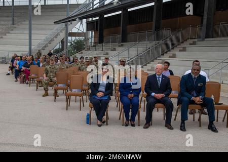 Des militaires et des civils assistent à la cérémonie de passation de commandement de l'escadre de la base aérienne de 502nd, à 3 mai 2022, au Centre d'entraînement militaire de base de Pfingston, à la base conjointe de San Antonio-Lackland, au Texas. L'aile 502d de la base aérienne est l'hôte de la base commune de San Antonio, qui regroupe 11 sites géographiquement distincts, dont JBSA-fort Sam Houston, JBSA-Lackland, JBSA-Randolph et JBSA-Camp Bullis. Banque D'Images