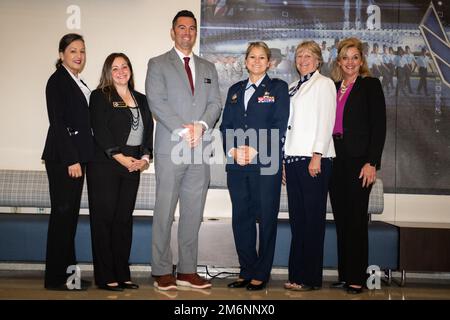 ÉTATS-UNIS Force aérienne Brig. Le général Caroline Miller, commandant de l'escadre de la base aérienne 502nd et de la base interarmées San Antonio, pose pour photo avec son personnel de commandement avant la cérémonie de changement de commandement de l'ABW 502, 3 mai 2022, JBSA-Lackland, Texas. L'aile 502d de la base aérienne est l'hôte de la base commune de San Antonio, qui regroupe 11 sites géographiquement distincts, dont JBSA-fort Sam Houston, JBSA-Lackland, JBSA-Randolph et JBSA-Camp Bullis. Banque D'Images