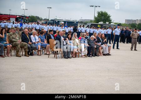 Des militaires et des civils assistent à la cérémonie de passation de commandement de l'escadre de la base aérienne de 502nd, à 3 mai 2022, au Centre d'entraînement militaire de base de Pfingston, à la base conjointe de San Antonio-Lackland, au Texas. L'aile 502d de la base aérienne est l'hôte de la base commune de San Antonio, qui regroupe 11 sites géographiquement distincts, dont JBSA-fort Sam Houston, JBSA-Lackland, JBSA-Randolph et JBSA-Camp Bullis. Banque D'Images