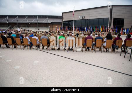 Des militaires et des civils assistent à la cérémonie de passation de commandement de l'escadre de la base aérienne de 502nd, à 3 mai 2022, au Centre d'entraînement militaire de base de Pfingston, à la base conjointe de San Antonio-Lackland, au Texas. L'aile 502d de la base aérienne est l'hôte de la base commune de San Antonio, qui regroupe 11 sites géographiquement distincts, dont JBSA-fort Sam Houston, JBSA-Lackland, JBSA-Randolph et JBSA-Camp Bullis. Banque D'Images