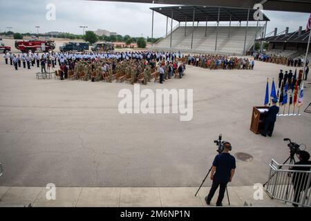 Des militaires et des civils assistent à la cérémonie de passation de commandement de l'escadre de la base aérienne de 502nd, à 3 mai 2022, au Centre d'entraînement militaire de base de Pfingston, à la base conjointe de San Antonio-Lackland, au Texas. L'aile 502d de la base aérienne est l'hôte de la base commune de San Antonio, qui regroupe 11 sites géographiquement distincts, dont JBSA-fort Sam Houston, JBSA-Lackland, JBSA-Randolph et JBSA-Camp Bullis. Banque D'Images