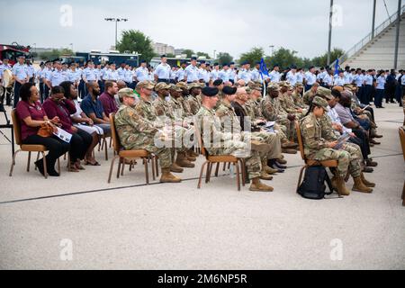 Des militaires et des civils assistent à la cérémonie de passation de commandement de l'escadre de la base aérienne de 502nd, à 3 mai 2022, au Centre d'entraînement militaire de base de Pfingston, à la base conjointe de San Antonio-Lackland, au Texas. L'aile 502d de la base aérienne est l'hôte de la base commune de San Antonio, qui regroupe 11 sites géographiquement distincts, dont JBSA-fort Sam Houston, JBSA-Lackland, JBSA-Randolph et JBSA-Camp Bullis. Banque D'Images