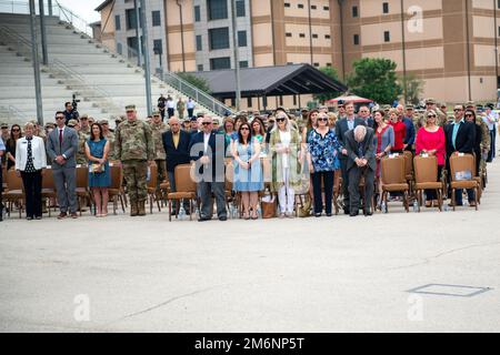 Des militaires et des civils assistent à la cérémonie de passation de commandement de l'escadre de la base aérienne de 502nd, à 3 mai 2022, au Centre d'entraînement militaire de base de Pfingston, à la base conjointe de San Antonio-Lackland, au Texas. L'aile 502d de la base aérienne est l'hôte de la base commune de San Antonio, qui regroupe 11 sites géographiquement distincts, dont JBSA-fort Sam Houston, JBSA-Lackland, JBSA-Randolph et JBSA-Camp Bullis. Banque D'Images