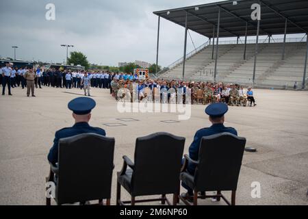 Des militaires et des civils assistent à la cérémonie de passation de commandement de l'escadre de la base aérienne de 502nd, à 3 mai 2022, au Centre d'entraînement militaire de base de Pfingston, à la base conjointe de San Antonio-Lackland, au Texas. L'aile 502d de la base aérienne est l'hôte de la base commune de San Antonio, qui regroupe 11 sites géographiquement distincts, dont JBSA-fort Sam Houston, JBSA-Lackland, JBSA-Randolph et JBSA-Camp Bullis. Banque D'Images