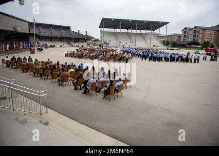 Des militaires et des civils assistent à la cérémonie de passation de commandement de l'escadre de la base aérienne de 502nd, à 3 mai 2022, au Centre d'entraînement militaire de base de Pfingston, à la base conjointe de San Antonio-Lackland, au Texas. L'aile 502d de la base aérienne est l'hôte de la base commune de San Antonio, qui regroupe 11 sites géographiquement distincts, dont JBSA-fort Sam Houston, JBSA-Lackland, JBSA-Randolph et JBSA-Camp Bullis. Banque D'Images