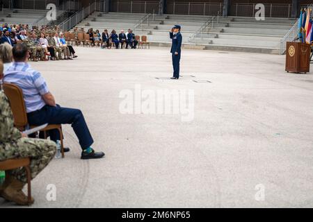 ÉTATS-UNIS Force aérienne Brig. Le général Caroline Miller, commandant de l'escadre de la base aérienne 502nd et de la base interarmées San Antonio, rend hommage à la formation de l'escadre lors de la cérémonie de changement de commandement, 3 mai 2022, Centre d'instruction militaire de base Pfingston, base conjointe San Antonio-Lackland, Texas. L'aile 502d de la base aérienne est l'hôte de la base commune de San Antonio, qui regroupe 11 sites géographiquement distincts, dont JBSA-fort Sam Houston, JBSA-Lackland, JBSA-Randolph et JBSA-Camp Bullis. Banque D'Images