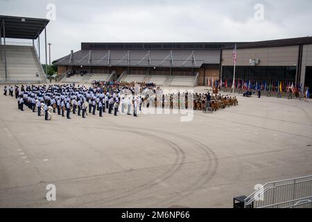 Des militaires et des civils assistent à la cérémonie de passation de commandement de l'escadre de la base aérienne de 502nd, à 3 mai 2022, au Centre d'entraînement militaire de base de Pfingston, à la base conjointe de San Antonio-Lackland, au Texas. L'aile 502d de la base aérienne est l'hôte de la base commune de San Antonio, qui regroupe 11 sites géographiquement distincts, dont JBSA-fort Sam Houston, JBSA-Lackland, JBSA-Randolph et JBSA-Camp Bullis. Banque D'Images