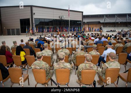 Des militaires et des civils assistent à la cérémonie de passation de commandement de l'escadre de la base aérienne de 502nd, à 3 mai 2022, au Centre d'entraînement militaire de base de Pfingston, à la base conjointe de San Antonio-Lackland, au Texas. L'aile 502d de la base aérienne est l'hôte de la base commune de San Antonio, qui regroupe 11 sites géographiquement distincts, dont JBSA-fort Sam Houston, JBSA-Lackland, JBSA-Randolph et JBSA-Camp Bullis. Banque D'Images