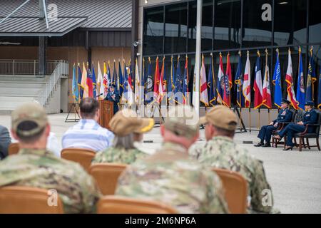 Des militaires et des civils assistent à la cérémonie de passation de commandement de l'escadre de la base aérienne de 502nd, à 3 mai 2022, au Centre d'entraînement militaire de base de Pfingston, à la base conjointe de San Antonio-Lackland, au Texas. L'aile 502d de la base aérienne est l'hôte de la base commune de San Antonio, qui regroupe 11 sites géographiquement distincts, dont JBSA-fort Sam Houston, JBSA-Lackland, JBSA-Randolph et JBSA-Camp Bullis. Banque D'Images