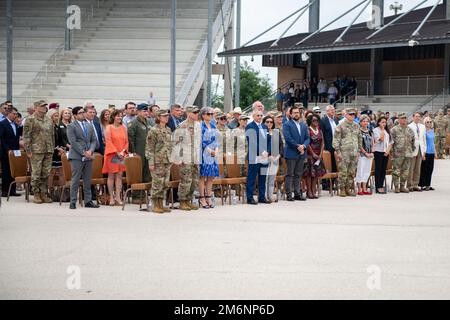 Des militaires et des civils assistent à la cérémonie de passation de commandement de l'escadre de la base aérienne de 502nd, à 3 mai 2022, au Centre d'entraînement militaire de base de Pfingston, à la base conjointe de San Antonio-Lackland, au Texas. L'aile 502d de la base aérienne est l'hôte de la base commune de San Antonio, qui regroupe 11 sites géographiquement distincts, dont JBSA-fort Sam Houston, JBSA-Lackland, JBSA-Randolph et JBSA-Camp Bullis. Banque D'Images