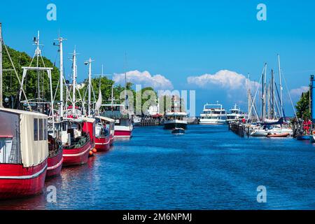 Vue sur le vieux ruisseau avec bateau de pêche à Warnemünde. Banque D'Images