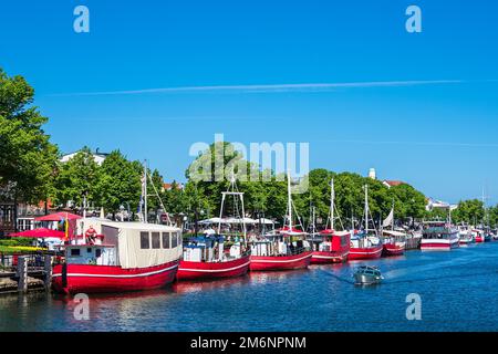 Vue sur le vieux ruisseau avec bateau de pêche à Warnemünde. Banque D'Images