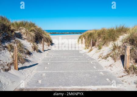 Accès à la plage sur la côte de la mer Baltique à Wustrow sur Fischland-Darß. Banque D'Images