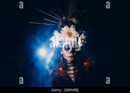 Femme avec le maquillage mexicain de crâne halloween sur son visage. Jour des morts et halloween Banque D'Images