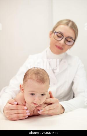 Femme masseuse faisant un massage de bébé pour bébé bébé enfant. Banque D'Images