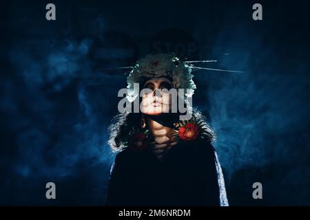 Femme avec le maquillage mexicain de crâne halloween sur son visage. Jour des morts et halloween Banque D'Images