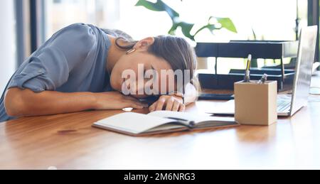 Dormez, fatigué et insomnie avec femme d'affaires et fatigue, épuisement professionnel et employé dormant sur le bureau. Heures supplémentaires de travail pour la date limite, surtravaillées Banque D'Images