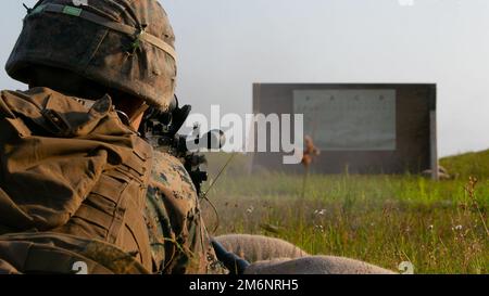 ÉTATS-UNIS Lance du corps maritime Cpl. Rille Elrod, originaire de Las Vegas, et ingénieur de combat du 2D combat Engineer Battalion, 2D Marine Division, tire un M240B au cours du Sapper leaders course sur le camp Lejeune, en Caroline du Nord, en 3 mai 2022. Ce cours fournit aux chefs d'équipe d'ingénieurs de combat les compétences techniques et tactiques requises pour assurer la mobilité, la contre-mobilité et la capacité de survie aux commandants de compagnies d'infanterie. Banque D'Images