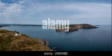 Une vue panoramique de l'entrée du port de Baltimore à West Cork avec le phare de Sherkin Island et le Beacon de Baltimore Banque D'Images