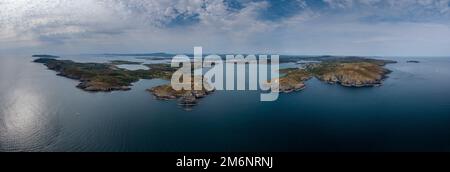 Un large paysage panoramique des îles et de la côte du port de Baltimore dans l'ouest du comté de Cork en Irlande Banque D'Images