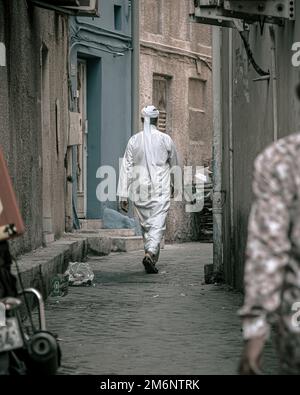 Vue arrière d'un homme portant un tissu arabe traditionnel Banque D'Images