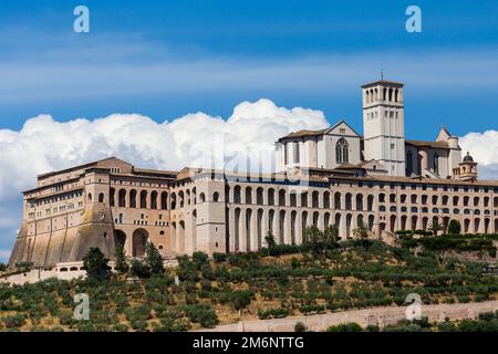 Village d'Assise en Ombrie, Italie.La plus importante basilique italienne dédiée à Saint François - San Francesco. Banque D'Images