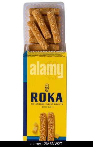 Boîte de bâtonnets de fromage Roka Gouda les biscuits au fromage originaux ouverts pour montrer le contenu sur fond blanc Banque D'Images