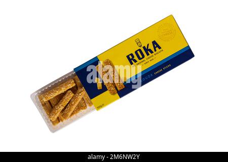 Boîte de bâtonnets de fromage Roka Gouda les biscuits au fromage originaux ont ouvert pour montrer le contenu isolé sur fond blanc Banque D'Images